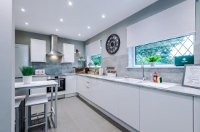 Poplar House- Contractor Friendly, Bright, Modern 3 Bedroom House